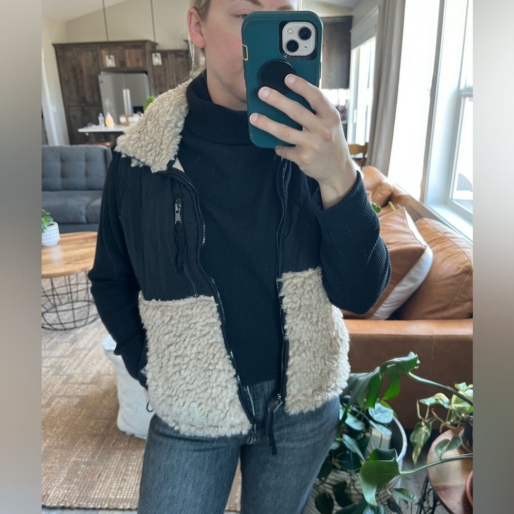 Abercrombie Cropped Two-Toned Sherpa Vest